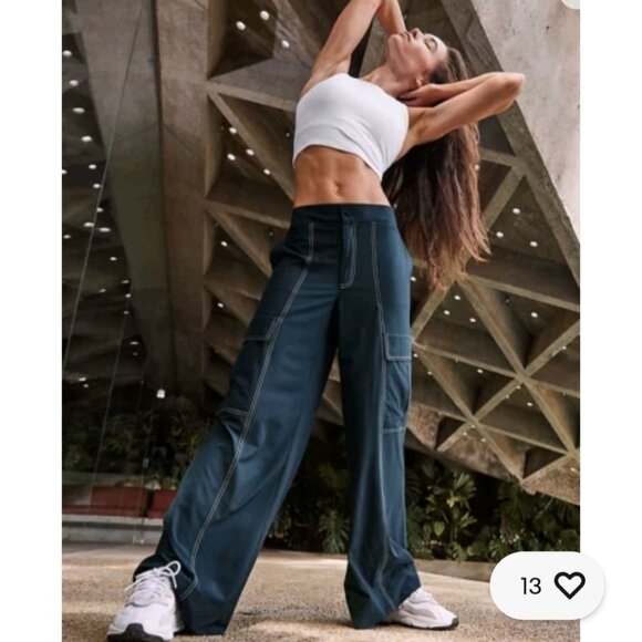 Athleta Chelsea Wide Leg Pants Navy Cargo Pockets Comfort Trending Size 14 - Picture 7 of 12